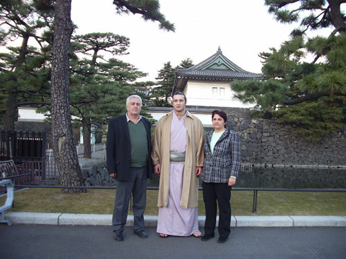 Kotooshu with parents in Tokyo, Dec 05